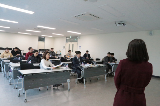 금오공대 교수들이 학부(과)별 중장기 발전 계획을 발표하고 있다. 금오공대 제공