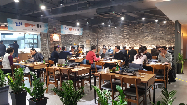군월드는 최든 대구 중구의 한 식당에서 청년들과 기성세대간 소통의 장인 