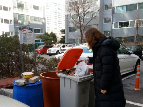 RFID 종량제 기기가 도입되지 않은 대구 수성구 만촌동 한 아파트의 주민이 음식물 쓰레기를 수거함에 버리고 있다. 서광호 기자