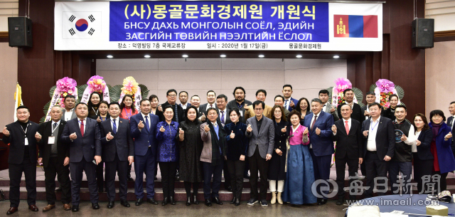 (사)몽골문화경제원이 대구에 문을 열었다. 지난 17일 오후 중구 덕영빌딩 국제교류장에서 열린 개원식에서 남상대 원장을 비롯한 몽골 오용다르 국회의원, 이재용 전 환경부장관 등 내빈들이 기념촬영을 하고 있다. 몽골문화경제원 제공