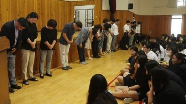 지난해 6월 25일 전북 전주시 완산구 완산여자고등학교 강당에서 교사 20여명이 학교법인 완산학원에서 발생한 횡령 사건과 교사 부정 채용 사건에 대해 학생들에게 사과하고 있다. (출처: 연합뉴스)