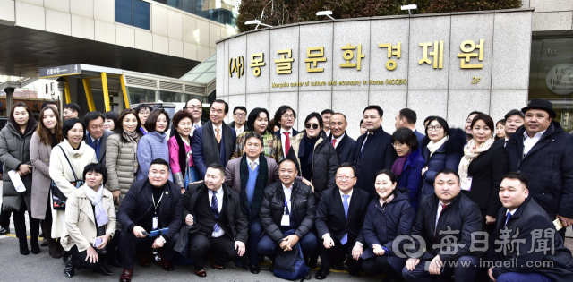 (사)몽골문화경제원이 대구에 문을 열었다. 지난 17일 오후 중구 대봉동 대천빌딩에서 열린 현판식에서 남상대 원장을 비롯한 몽골 오용다르 국회의원, 김부겸 국회의원 등 내빈들이 기념촬영을 하고 있다. 몽골문화경제원 제공