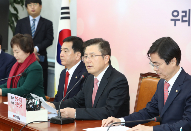 자유한국당 황교안 대표가 30일 오전 서울 여의도 국회에서 열린 최고위원회의에서 발언하고 있다. 연합뉴스