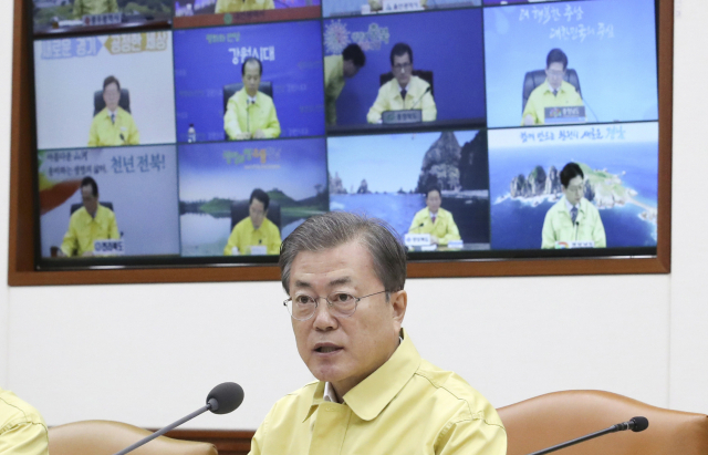 문재인 대통령이 30일 오전 정부서울청사에서 열린 신종 코로나바이러스 감염증 대응 종합 점검회의에서 발언하고 있다. 연합뉴스