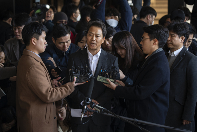 2018년 지방선거에 개입했다는 의혹이 제기된 임종석 전 청와대 비서실장이 30일 오전 서초구 서울중앙지검에 피의자 신분으로 출석해 취재진 질문에 답하고 있다. 연합뉴스