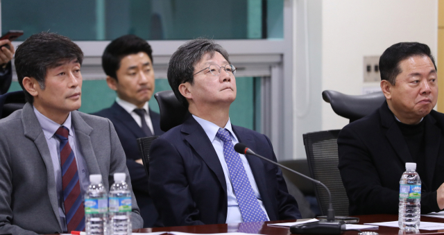 새로운보수당 유승민 보수재건위원장(가운데)이 29일 오전 서울 여의도 국회 의원회관에서 열린 당대표-주요당직자 확대연석회의에서 참석자의 발언을 듣고 있다. 연합뉴스