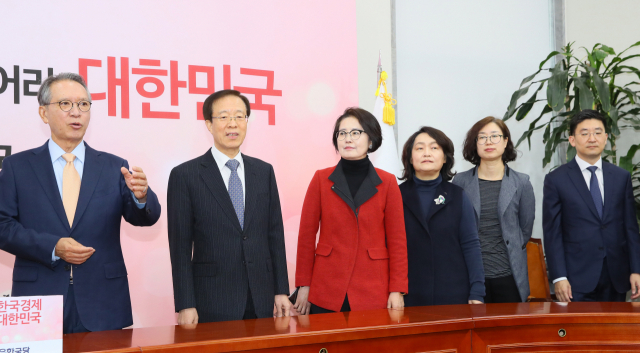 자유한국당 김형오 공천관리위원장이 23일 국회에서 열린 임명장 수여식에서 위원들을 소개하고 있다. 왼쪽부터 김 위원장, 이석연, 이인실, 조희진, 엄미정, 김세연. 연합뉴스