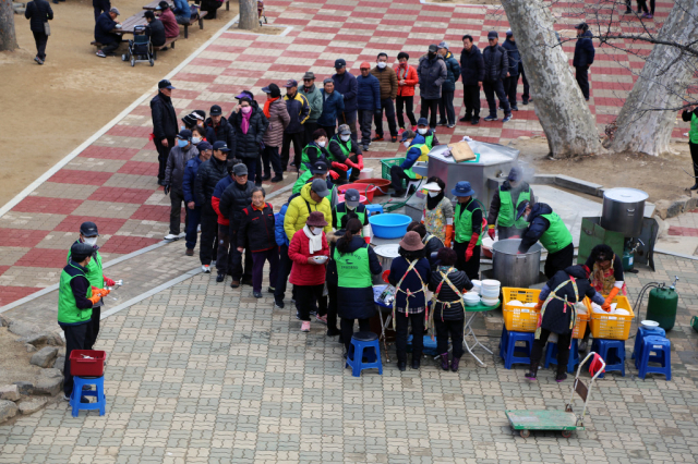 공무원연금공단 대구지부는 30일 달성공원에서 소외 이웃에 떡국 나눔 봉사활동을 했다.