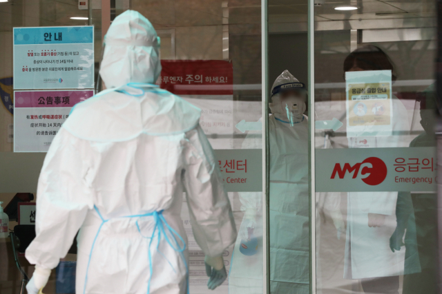 29일 오후 서울 중구 국립중앙의료원에서 의료진이 신종 코로나바이러스 감염증 선별진료소에서 나와 응급실로 들어가고 있다. 정부는 국립중앙의료원 기능을 신종 코로나바이러스 감염증인 