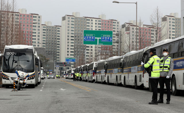 31일 오전 중국 우한 교민이 격리 수용될 충북 진천 국가공무원인재개발원 집입로에 경찰 버스가 줄지어 서 있다. 연합뉴스