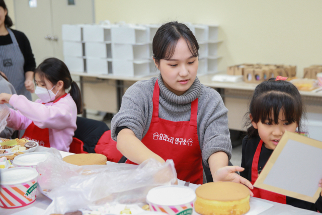 지난달 30일 대구가톨릭대가 주최한 푸드테라피 프로그램에서 재학생 자원봉사자와 지역아동센터 어린이들이 음식을 만들고 있다. 대구가톨릭대 제공