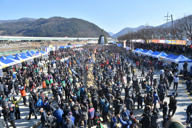 경북 청도 정월대보름행사가 전격 취소되며 올해도 달집태우기와 도주줄당기기 행사를 볼 수 없게 됐다. 사진은 2018년 열린 정월대보름 행사.