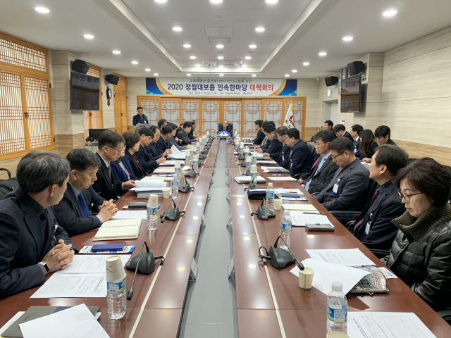 경북 청도군이 31일 이승율 군수 주재로 확대간부회의를 열고 정월대보름 행사 개최 여부를 논의하고 있다. 청도군 제공