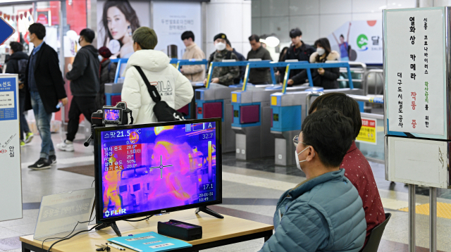 31일 오후 대구도시철도 1호선 동대구역 개찰구 앞에서 도시철도 관계자가 열화상카메라를 통해 고열증상자 모니터링을 하고 있다. 매일신문 DB