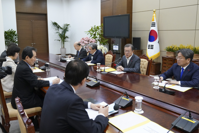 문재인 대통령이 31일 오전 청와대 여민관에서 정세균 국무총리와 추미애 법무부 장관, 진영 행정안전부 장관의 권력기관 개혁 보고를 받고 있다. 연합뉴스
