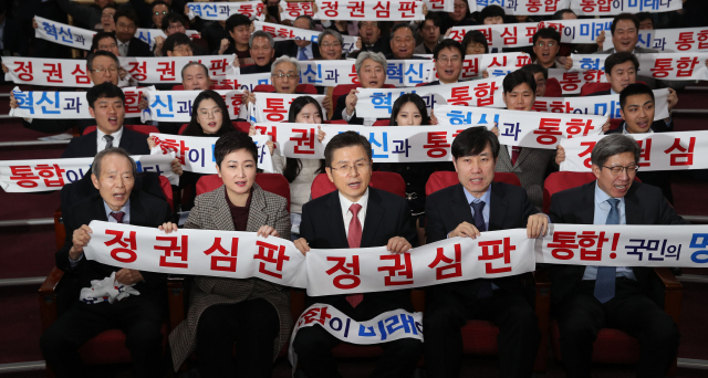 자유한국당 황교안 대표와 박형준 혁신통합추진위원회 위원장 등이 31일 오후 국회 의원회관에서 열린 혁신통합추진위원회 제1차 대국민보고대회에서 구호를 외치고 있다. 앞줄 왼쪽부터 장기표 국민소리당 창당준비위원장, 미래를 향한 전진4.0 이언주 대표, 황 대표, 새로운보수당 하태경 책임대표, 박 혁통위원장. 연합뉴스