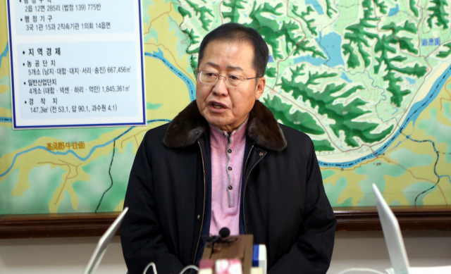 홍준표 자유한국당 전 대표가 21일 경남 창녕군청 프레스센터를 찾아 기자간담회를 하고 있다. 연합뉴스