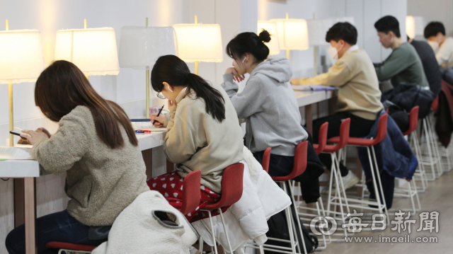 1일 대구의 한 대학교 도서관에서 학생들이 공부에 열중하고 있다. 성일권 기자 sungig@imaeil.com