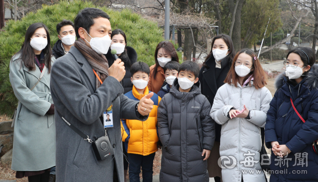 신종 코로나바이러스 감염증에 대한 공포가 확산하는 가운데 1일 대구 근대골목투어에 나선 시민들이 마스크를 착용한 채 청라언덕에서 문화해설사의 설명을 듣고 있다. 성일권 기자 sungig@imaeil.com