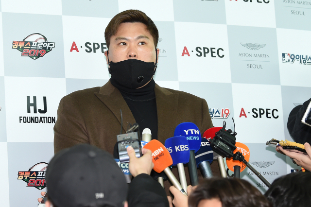 미국프로야구 토론토 블루제이스의 1선발로 시즌을 시작하는 류현진이 2일 오후 인천국제공항에서 출국하며 취채진과 인터뷰하고 있다. 연합뉴스