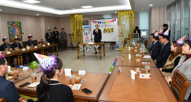 지난달 30일 경상북도교육청은 본청 직원 중 1월 생일자를 대상으로 생일파티와 선물을 전달했다고 보도자료를 배포했다. 일각에선 이번 행사를 두고 부정적인 반응을 보이고 있다. 경북교육청 제공