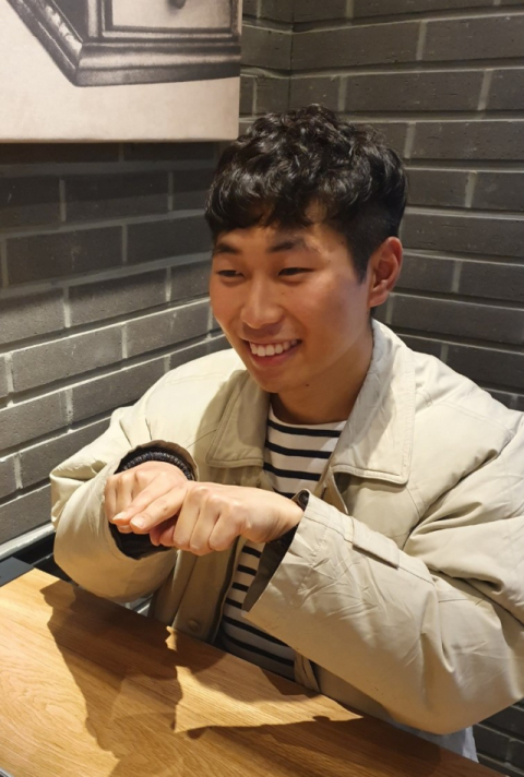 코다(CODA)이자 수어통역사인 윤민혁(28) 씨가 