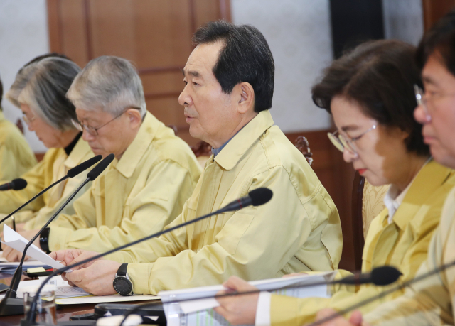 정세균 국무총리가 2일 오후 정부서울청사에서 신종 코로나바이러스 감염증 대응 확대 회의를 주재하며 발언하고 있다. 연합뉴스