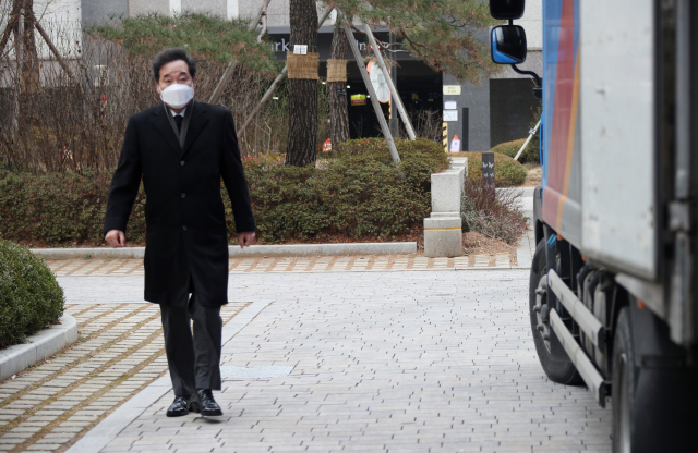 서초구 잠원동 자택에 머무르던 이낙연 전 총리가 2일 오후 종로구 교남동 한 아파트에 마련한 전셋집으로 이사를 하고 본격적인 총선 행보에 나섰다. 이 전 총리가 이날 교남동 전셋집 이사하는 곳을 둘러보고 있다. 연합뉴스
