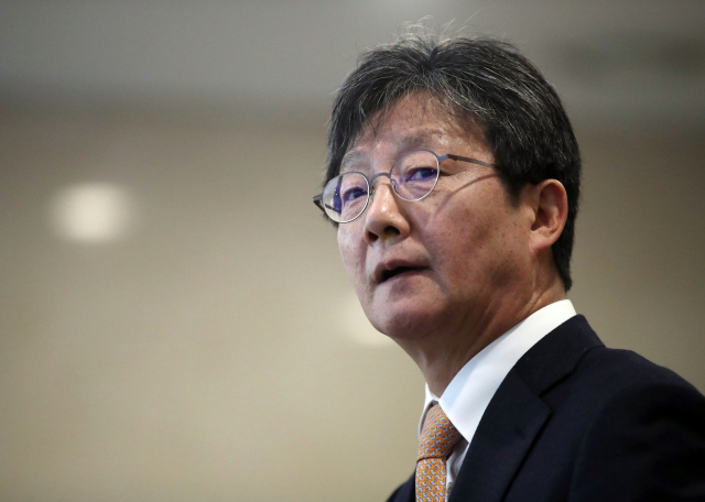 새로운보수당 유승민 의원이 31일 오전 여의도 국회 의원회관에서 열린 당대표단 회의를 마치고 나서며 취재진 질문에 답하고 있다. 연합뉴스
