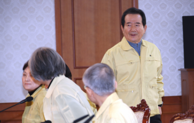 정세균 국무총리가 2일 오후 정부서울청사에서 신종 코로나바이러스 감염증 대응 확대 회의에 참석하고 있다. 연합뉴스