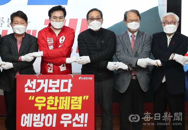 1일 열린 이상길 자유한국당 예비후보(대구 북갑) 선거 사무소 방문의 날에 전현직 시장들이 대거 참석했다. 왼쪽부터 권영진 대구시장, 이 예비후보, 문희갑 전 대구시장, 정정길 전 대통령 비서실장, 조해녕 전 대구시장. 이상길 예비후보 제공