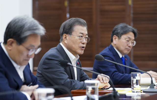 문재인 대통령이 31일 오전 청와대 여민관에서 정세균 국무총리와 추미애 법무부 장관, 진영 행정안전부 장관의 권력기관 개혁 보고를 받고 있다. 문 대통령은 이날 보고에서 
