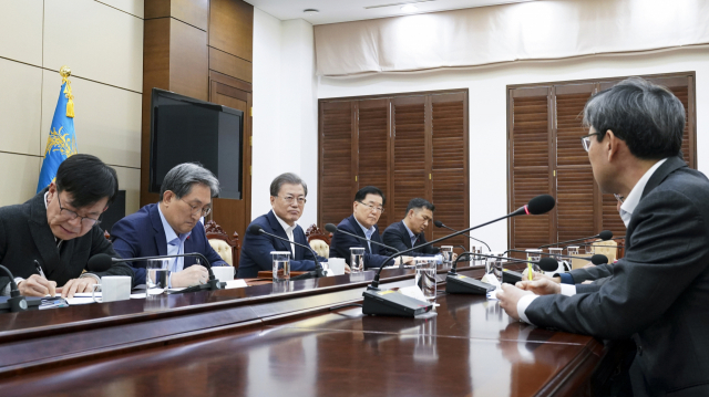 문재인 대통령이 2일 오후 청와대 여민관에서 신종 코로나바이러스 관련 감염병 전문가와 간담회를 하고 있다. 연합뉴스