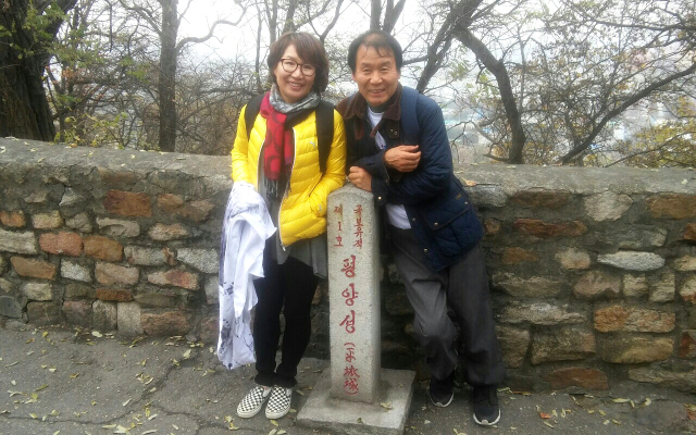 을밀대 스케치를 끝네고 국가유적 1호 평양성에서 부부화가 권용섭 여영난씨