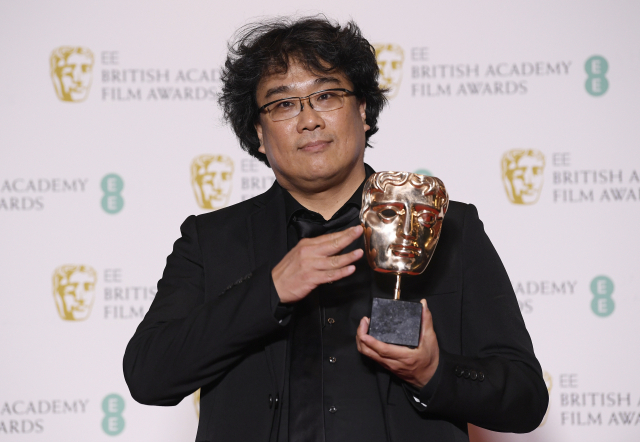 봉준호 감독이 2일(현지시간) 영국 런던 로열 앨버트 홀에서 열린 영국영화TV예술아카데미(BAFTA) 시상식에서 영화 