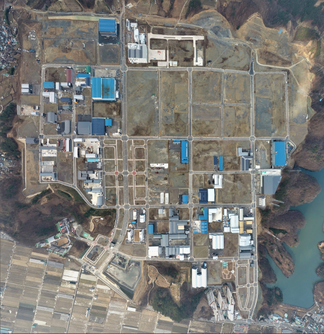 경산지식산업지구 1단계 개발사업이 현재 98%의 공정률을 보이고 있는 가운데 2단계 사업지구에 대한 토지 보상이 시작되는 등 사업이 본격 추진되고 있다. 하늘에서 바라본 경산지식산업지구.매일신문DB