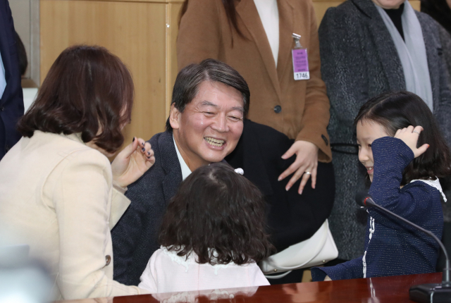 안철수 전 의원이 2일 오전 서울 여의도 국회 의원회관에서 열린 정치혁신 언론인 간담회에 참석해 어린이들과 인사하고 있다. 연합뉴스