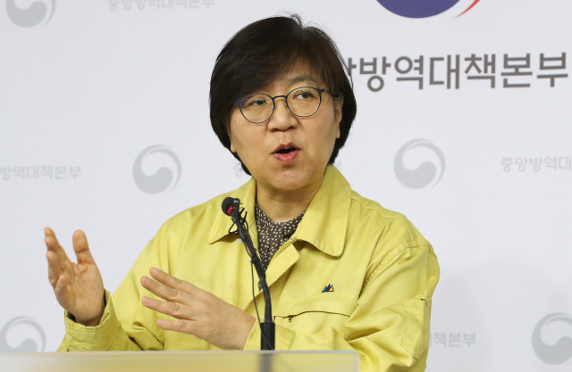 정은경 중앙방역대책본부장(질병관리본부장)이 3일 오후 세종시 정부세종청사에서 열린 신종 코로나바이러스 감염증 발생현황 및 확진환자 중간조사 결과 등 정례브리핑에서 취재진의 질문에 답변하고 있다. 연합뉴스