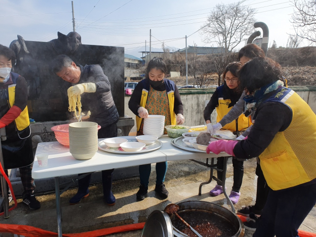 경남 거창군 한마음봉사단과 아림로타리클럽 회원들이 마을 주민들에게 제공할 자장면을 만들고 있다. 가조면 제공