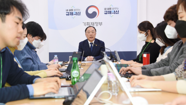 홍남기 경제부총리 겸 기획재정부 장관이 3일 오전 정부세종청사 기재부 기자실을 방문해 모두발언을 하고 있다. 기획재정부 제공