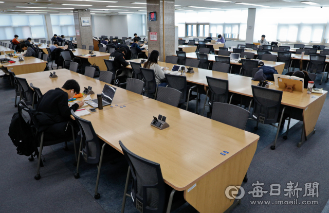신종 코로나바이러스 감염증이 전 세계로 확산 중인 가운데 5일 오후 대구 시내 한 대학 도서관의 좌석 상당수가 비어 있다. 이날 교육부는 신종 코로나 확산을 막기 위해 전국 대학에 4주 이내 범위에서 개강을 연기하라고 권고했다. 우태욱 기자 woo@imaeil.com