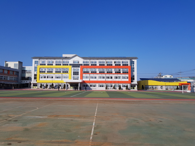 2017년 11월 포항지진으로 철거된 뒤 새로 지은 흥해초등학교 본관과 병설유치원. 배형욱 기자
