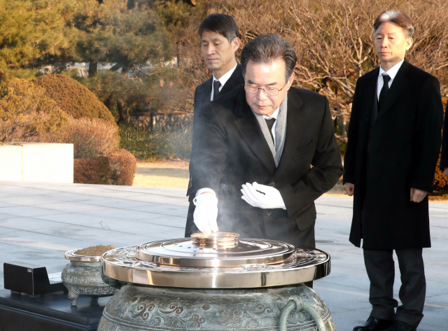 이성희 농협중앙회 회장이 3일 오전 서울 동작구 국립서울현충원을 참배하고 있다. 농협 제공