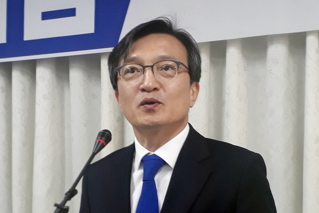 김의겸 전 청와대 대변인이 4·15 총선에 출마하지 않겠다는 뜻을 밝혔다. 김 전 대변인은 3일 자신의 페이스북에서 