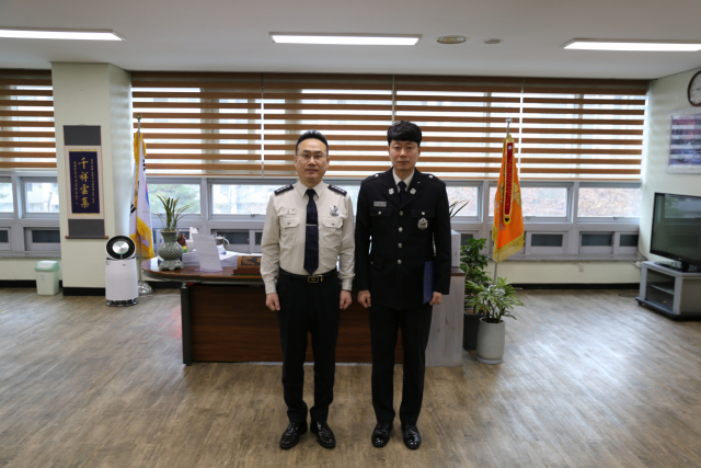대구 수성소방서의 홍혁철(사진 오른쪽) 소방장이 