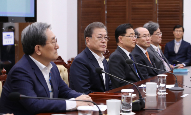 문재인 대통령이 3일 오후 청와대에서 열린 수석·보좌관 회의에서 발언을 마친 뒤 장내 정리를 기다리고 있다. 연합뉴스