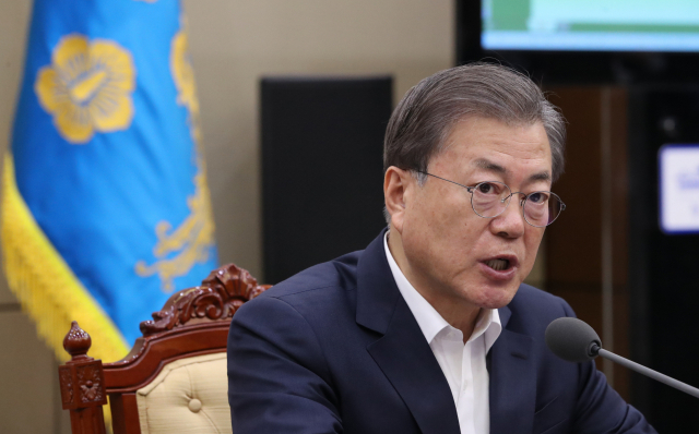 문재인 대통령이 3일 오후 청와대에서 수석·보좌관 회의를 주재하고 있다. 연합뉴스