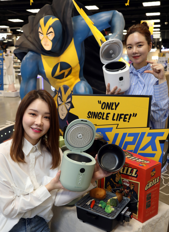 이마트는 6일부터 일렉트로맨 혼족 주방가전인 미니 미니화로와 밥솥, 에어프라이어 등 신제품 3종을 본격 선보인다. 1인 가구 증가에 따라 2018년 7월부터 이마트가 출시한 1인용 가전인 