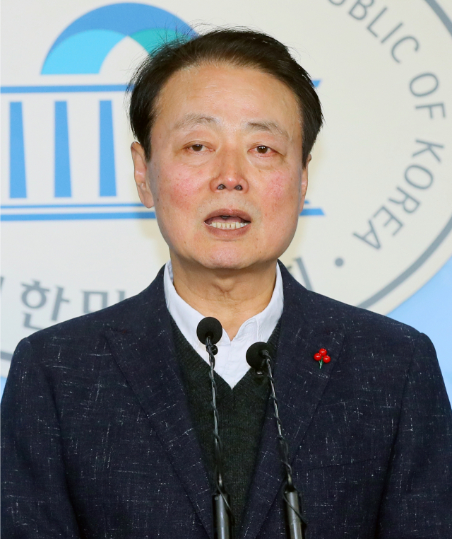 제21대 총선에 불출마를 선언한 자유한국당 한선교 의원이 자유한국당의 비례 위성 정당인 미래한국당의 대표를 맡게 됐다. 사진은 지난달 2일 국회 정론관에서 총선 불출마를 선언하는 한선교 의원. 연합뉴스
