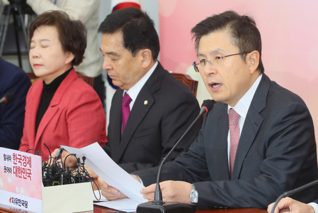 자유한국당 황교안 대표가 3일 국회에서 열린 최고위원회의에서 발언하고 있다. 연합뉴스
